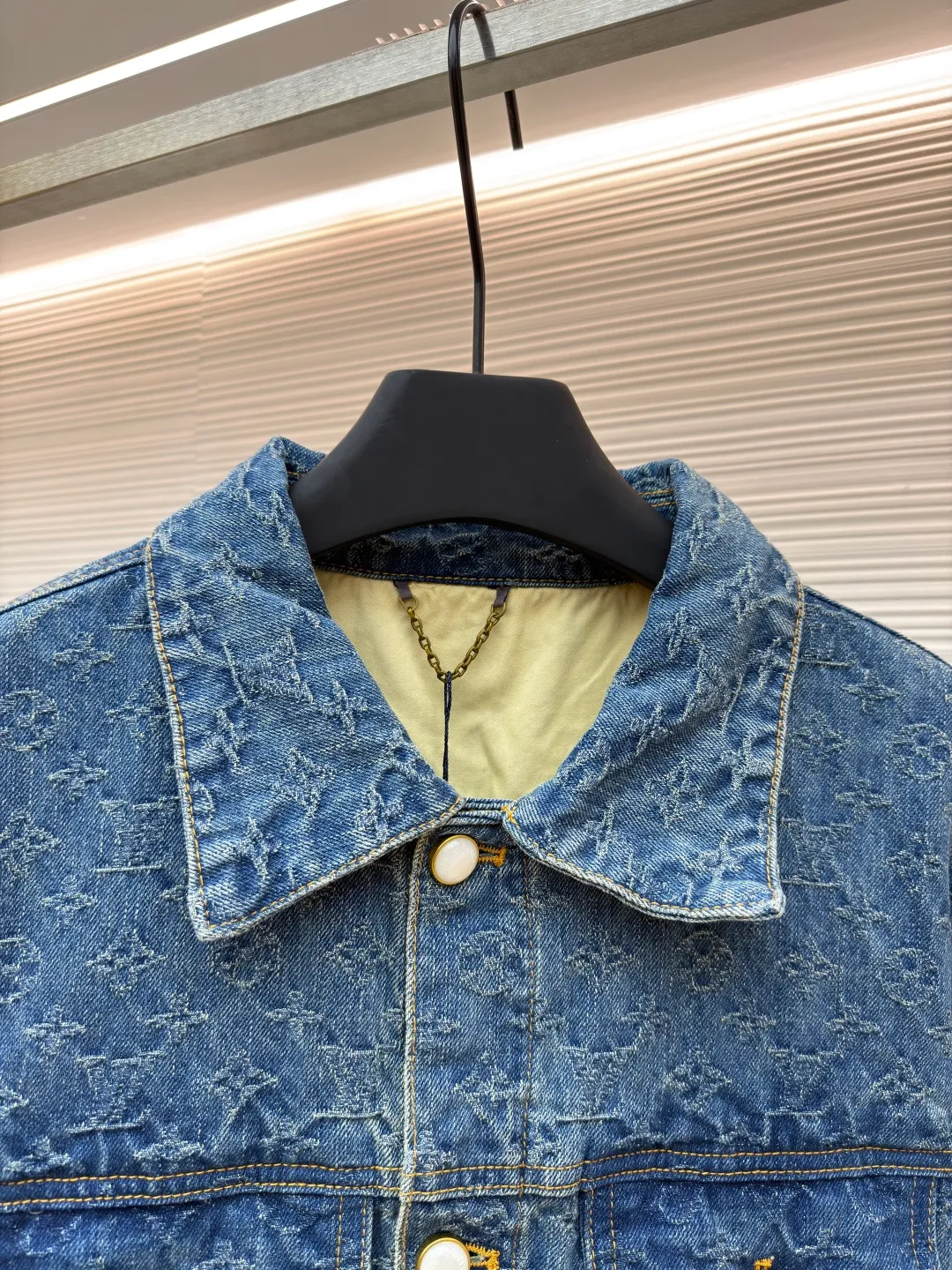 LOUIS VUITTON presbyopia jacquard denim jacket ●Original version: purchased and developed by 16989 ●Item number: 1680891- ●Material: denim fabric ●Technology: full-width jacquard production ●Version: fitted version ●Weight: about 995 grams ●Size: 46-48-50-52 ●Description: This skateboard denim jacket has an all-over contrasting Monogram jacquard texture, embellished with pearlescent buttons and pocket rivets, giving the casual skater silhouette a Dandy feel. Pair it with matching trousers for a trendy look, making it a perfect choice for every season. Monogram jacquard all over, Damier nubuck label at rear. The overall wiring is straight and delicate, the fabric is comfortable and soft, and the color is consistent without color difference. It can be matched with the same style to create a fashionable look and control various occasions. Customized accessories, complete with three standards, same style for men and women!